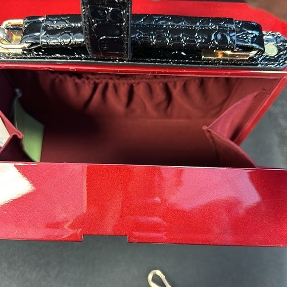 Classic Fashion Burgundy Piano Design Handbag - Picture 3 of 7